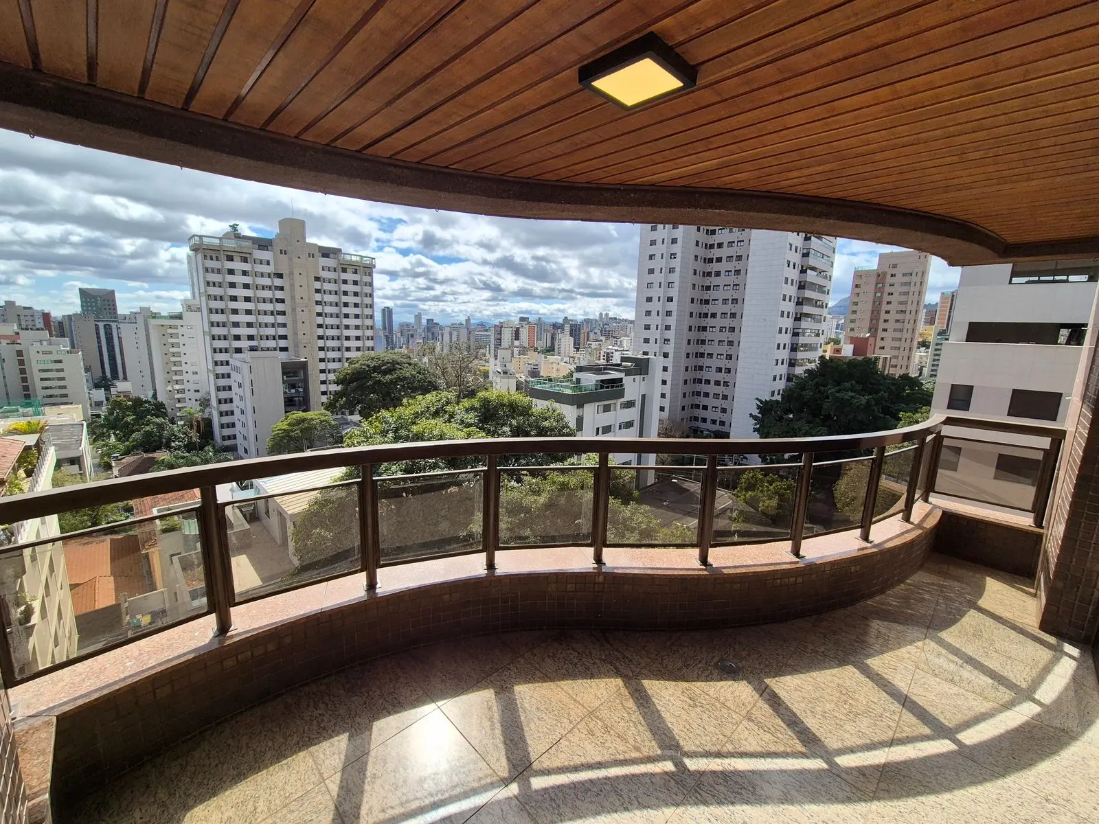Um Clássico Impecável com Varanda 198 Metros 4 Quartos 3 Vagas