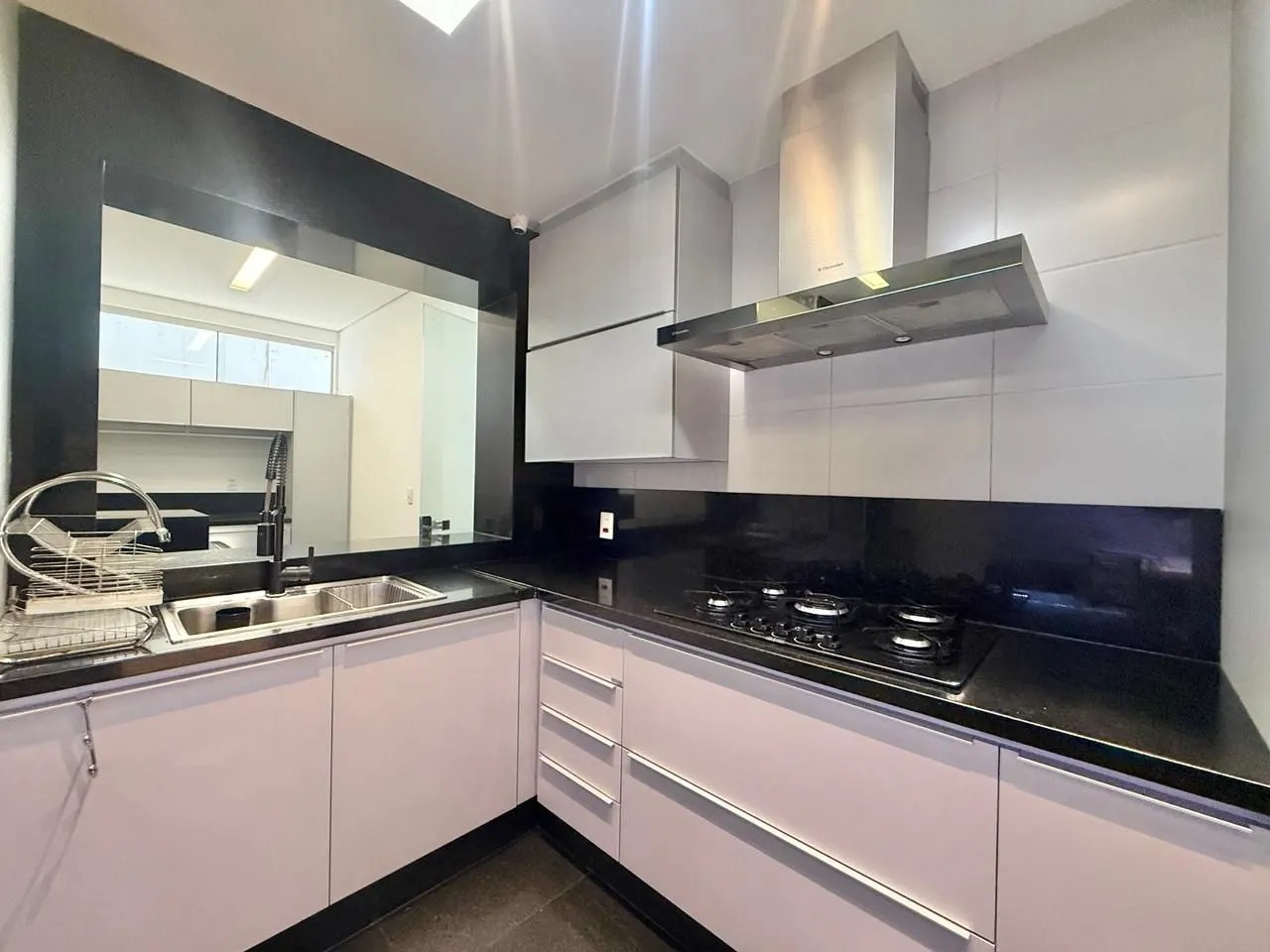 Alto Luxo no Vila da Serra - Área Privativa de 310m² - 4 suítes - adega - automação - 3 vagas e lazer especial miniatura 28