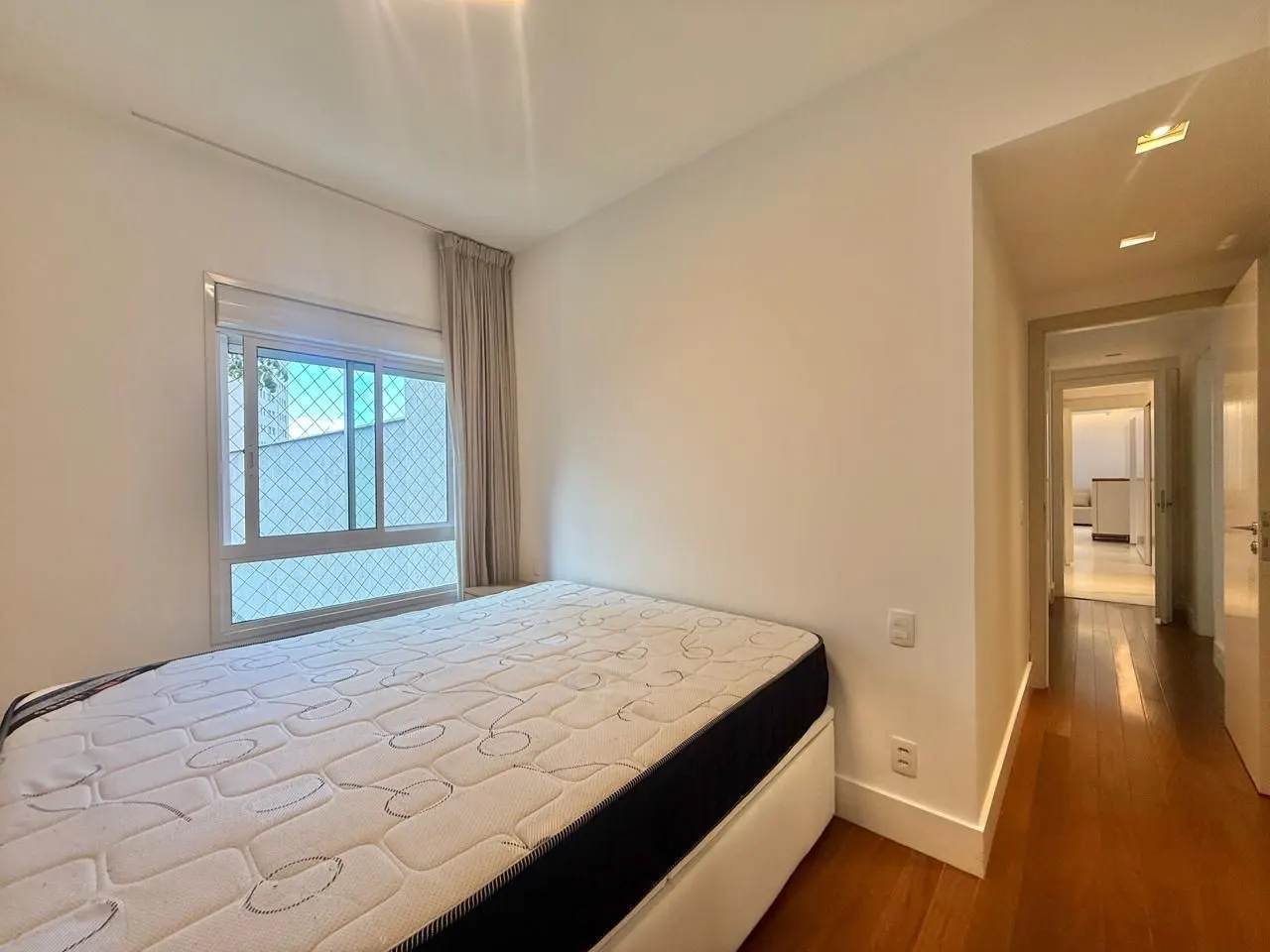 Alto Luxo no Vila da Serra - Área Privativa de 310m² - 4 suítes - adega - automação - 3 vagas e lazer especial miniatura 14