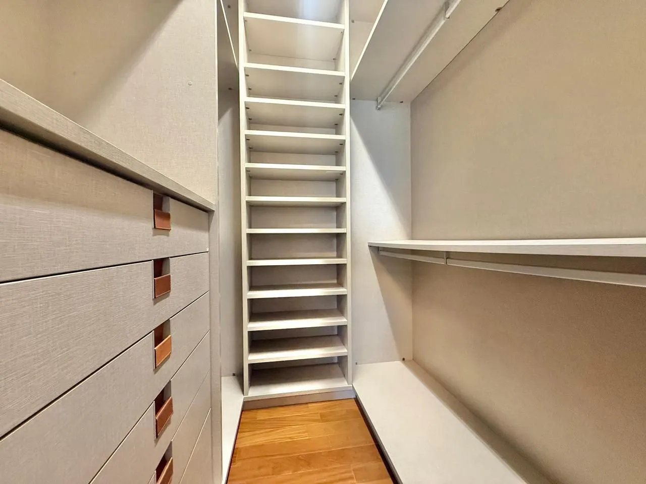 Alto Luxo no Vila da Serra - Área Privativa de 310m² - 4 suítes - adega - automação - 3 vagas e lazer especial miniatura 23