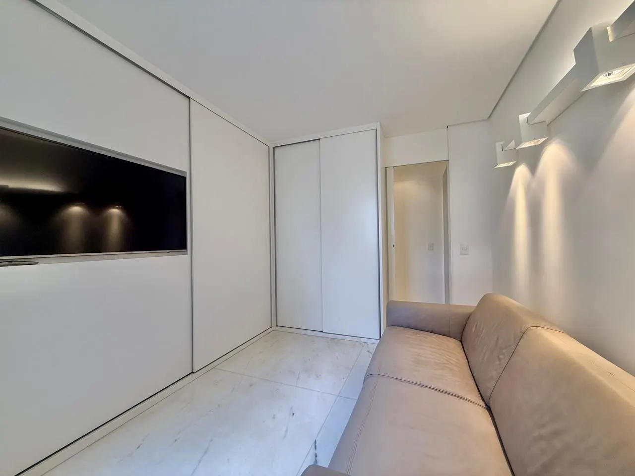 Alto Luxo no Vila da Serra - Área Privativa de 310m² - 4 suítes - adega - automação - 3 vagas e lazer especial miniatura 13
