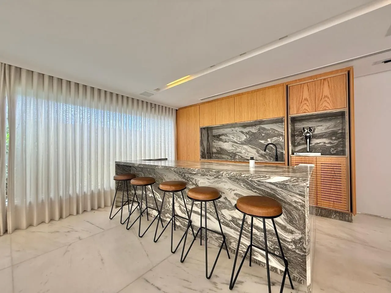 Alto Luxo no Vila da Serra - Área Privativa de 310m² - 4 suítes - adega - automação - 3 vagas e lazer especial miniatura 7