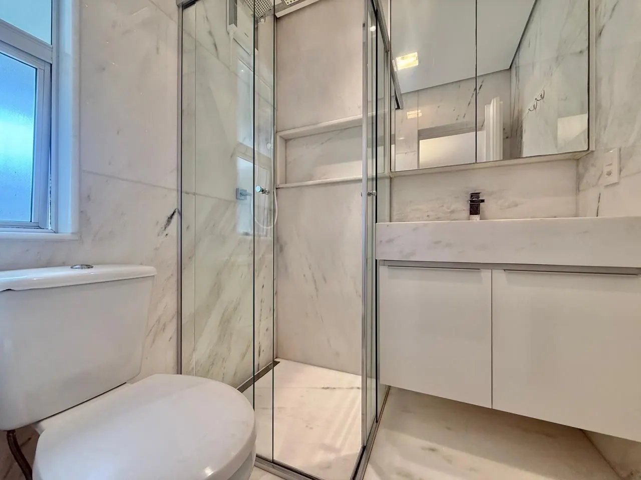 Alto Luxo no Vila da Serra - Área Privativa de 310m² - 4 suítes - adega - automação - 3 vagas e lazer especial miniatura 16