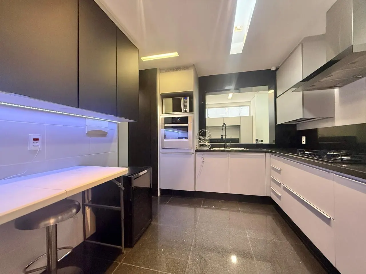 Alto Luxo no Vila da Serra - Área Privativa de 310m² - 4 suítes - adega - automação - 3 vagas e lazer especial miniatura 26