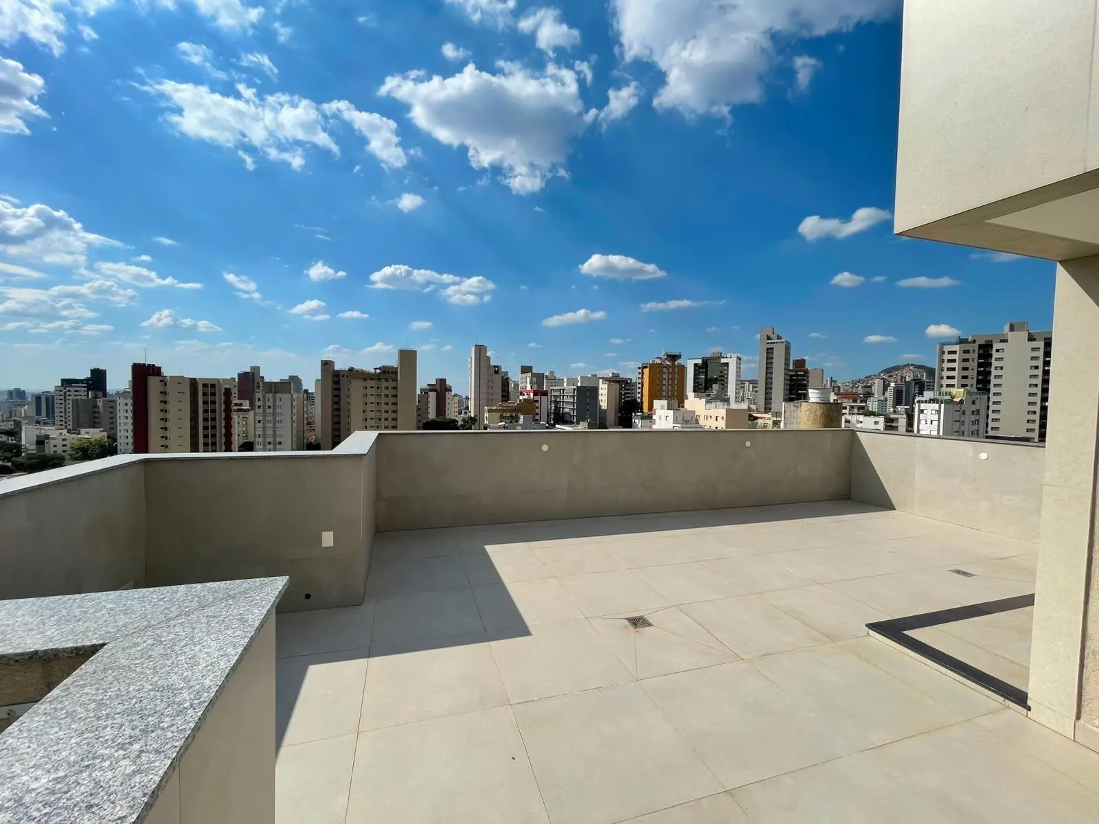 Cobertura Duplex nova  - ponto espetacular SION - Prédio excelente - elevador até 2o piso - 3 quartos - vagas paralelas - Vista maravilhosa miniatura 14