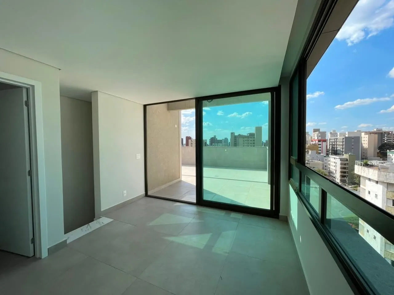 Cobertura Duplex nova  - ponto espetacular SION - Prédio excelente - elevador até 2o piso - 3 quartos - vagas paralelas - Vista maravilhosa miniatura 3