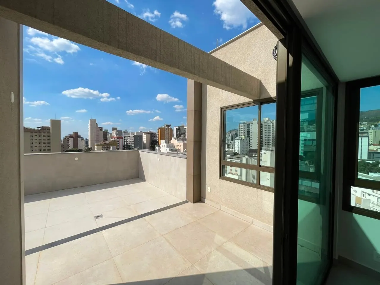 Cobertura Duplex nova  - ponto espetacular SION - Prédio excelente - elevador até 2o piso - 3 quartos - vagas paralelas - Vista maravilhosa miniatura 8