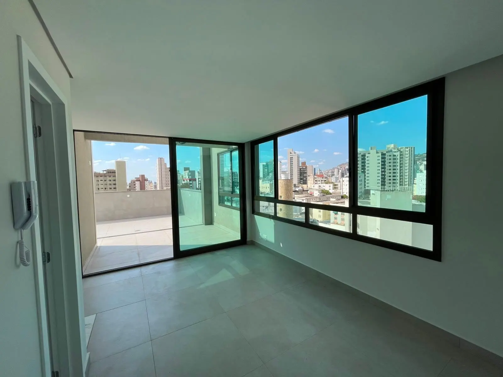 Cobertura Duplex nova  - ponto espetacular SION - Prédio excelente - elevador até 2o piso - 3 quartos - vagas paralelas - Vista maravilhosa miniatura 2