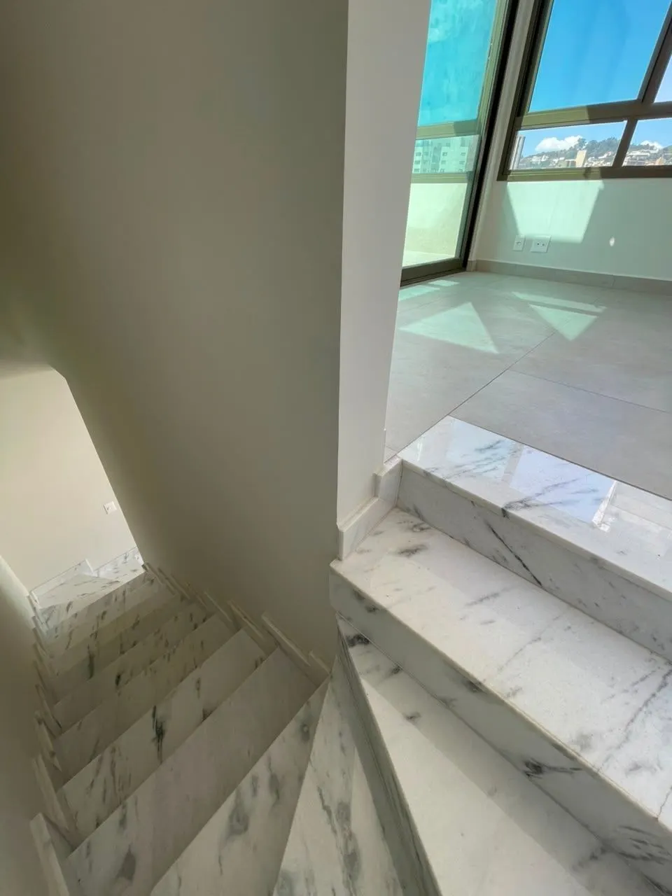 Cobertura Duplex nova  - ponto espetacular SION - Prédio excelente - elevador até 2o piso - 3 quartos - vagas paralelas - Vista maravilhosa miniatura 25