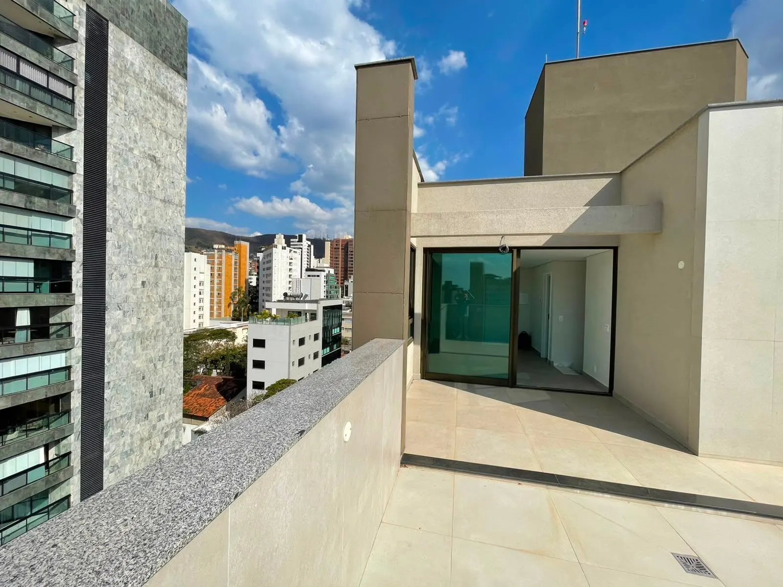 Cobertura Duplex nova  - ponto espetacular SION - Prédio excelente - elevador até 2o piso - 3 quartos - vagas paralelas - Vista maravilhosa miniatura 11