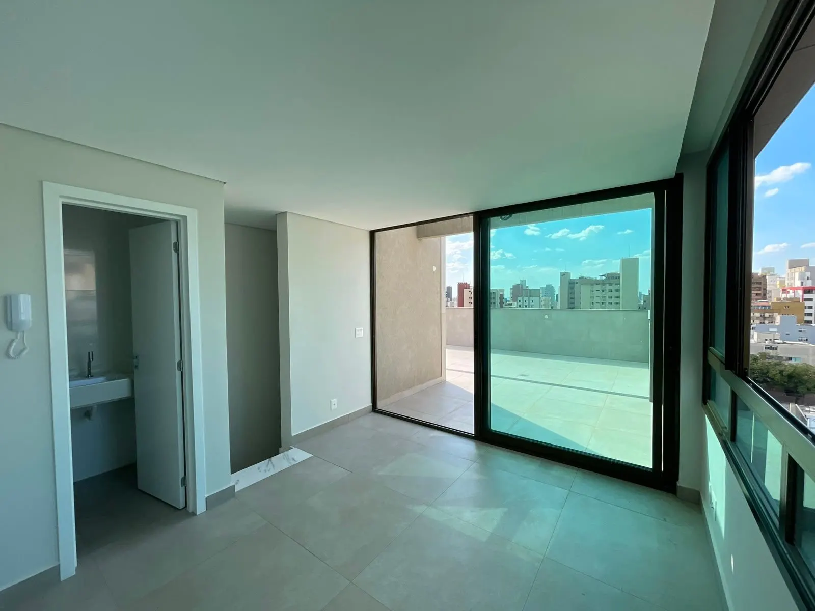 Cobertura Duplex nova  - ponto espetacular SION - Prédio excelente - elevador até 2o piso - 3 quartos - vagas paralelas - Vista maravilhosa miniatura 5