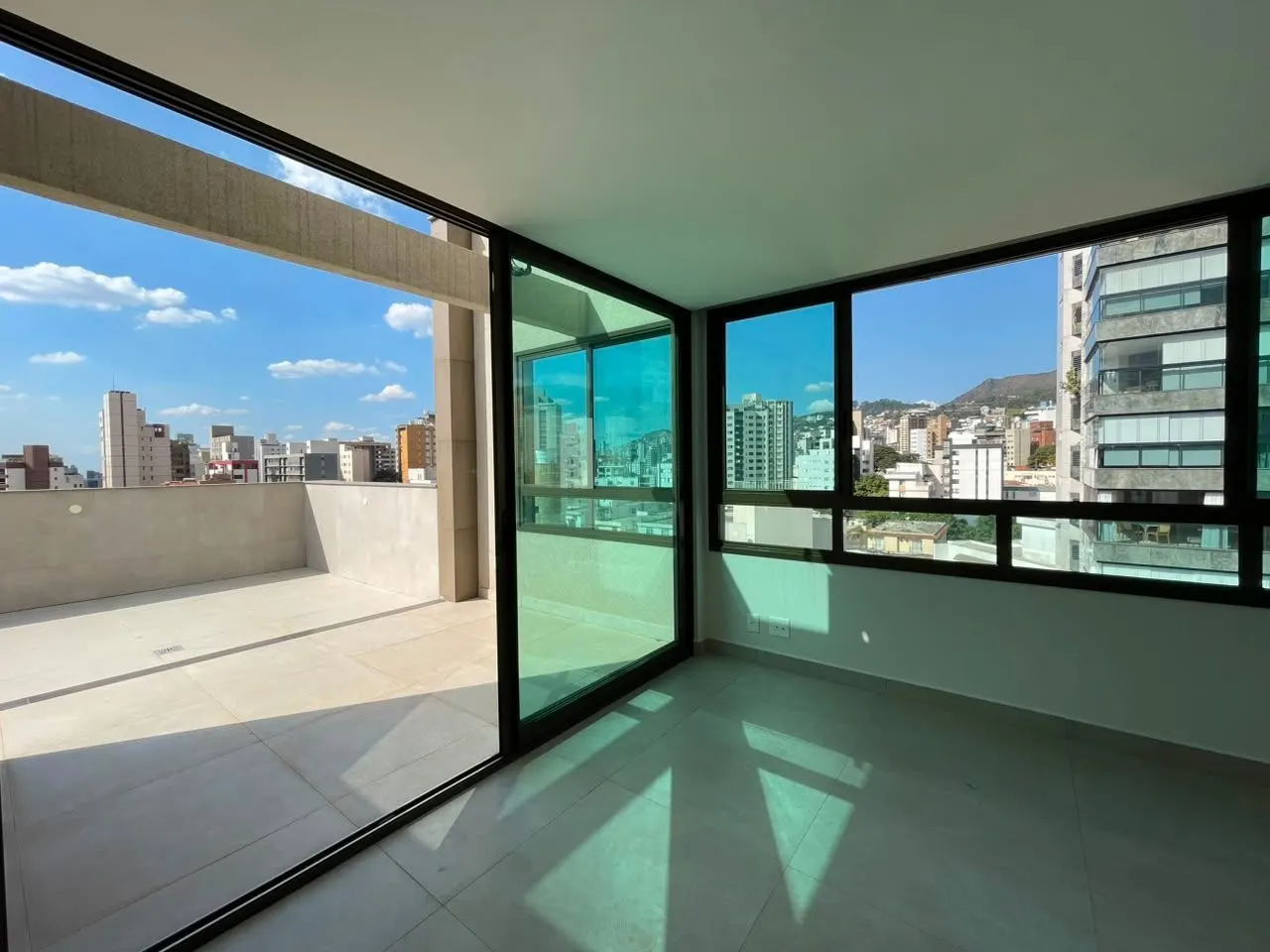 Cobertura Duplex nova  - ponto espetacular SION - Prédio excelente - elevador até 2o piso - 3 quartos - vagas paralelas - Vista maravilhosa miniatura 6