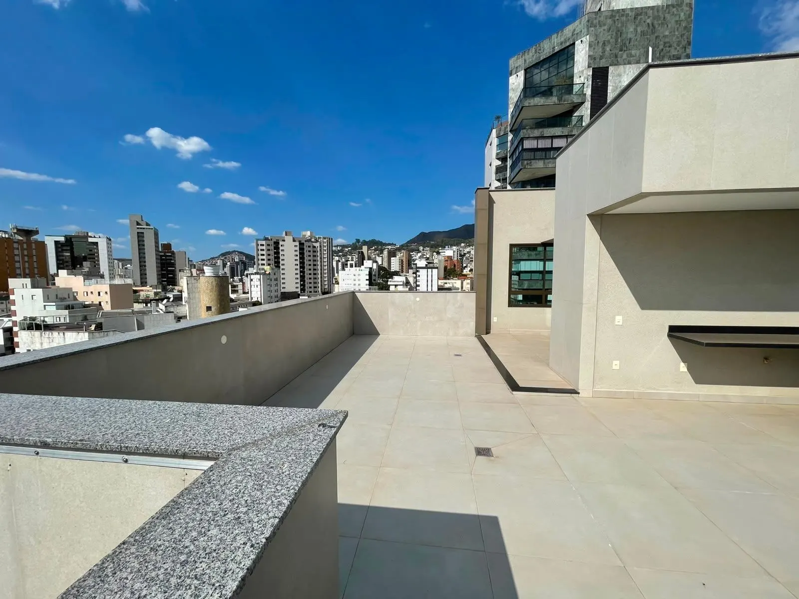 Cobertura Duplex nova  - ponto espetacular SION - Prédio excelente - elevador até 2o piso - 3 quartos - vagas paralelas - Vista maravilhosa miniatura 18