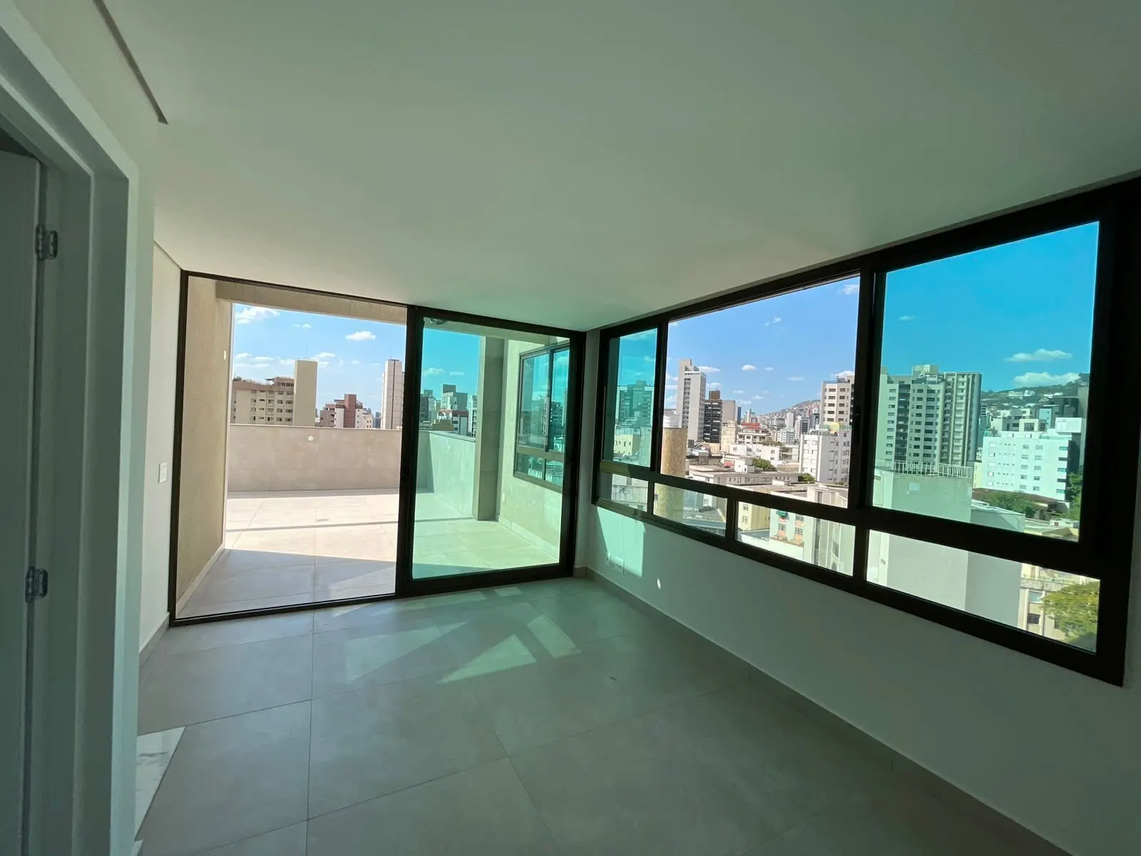 Cobertura Duplex nova  - ponto espetacular SION - Prédio excelente - elevador até 2o piso - 3 quartos - vagas paralelas - Vista maravilhosa miniatura 27