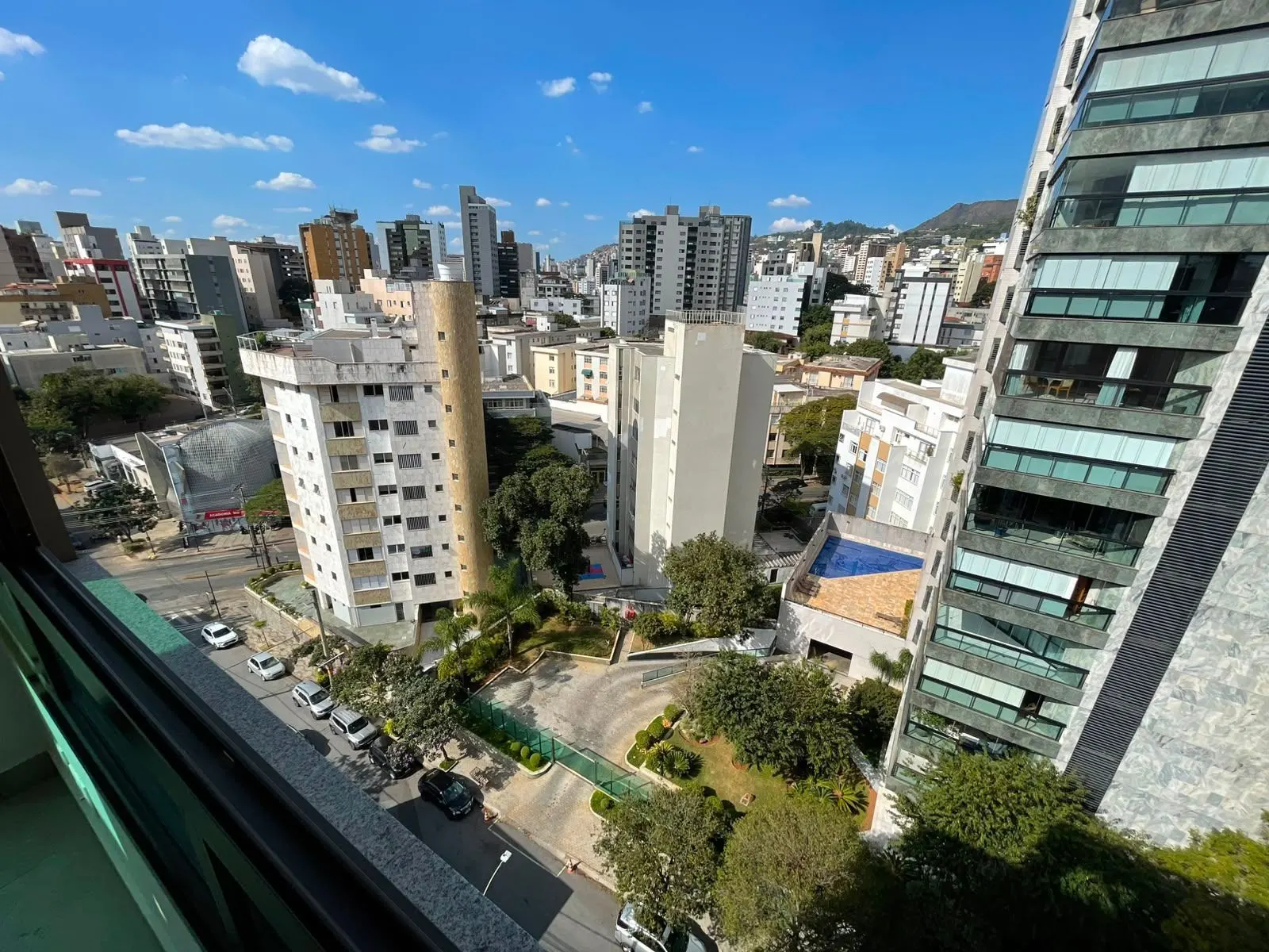 Cobertura Duplex nova  - ponto espetacular SION - Prédio excelente - elevador até 2o piso - 3 quartos - vagas paralelas - Vista maravilhosa miniatura 40
