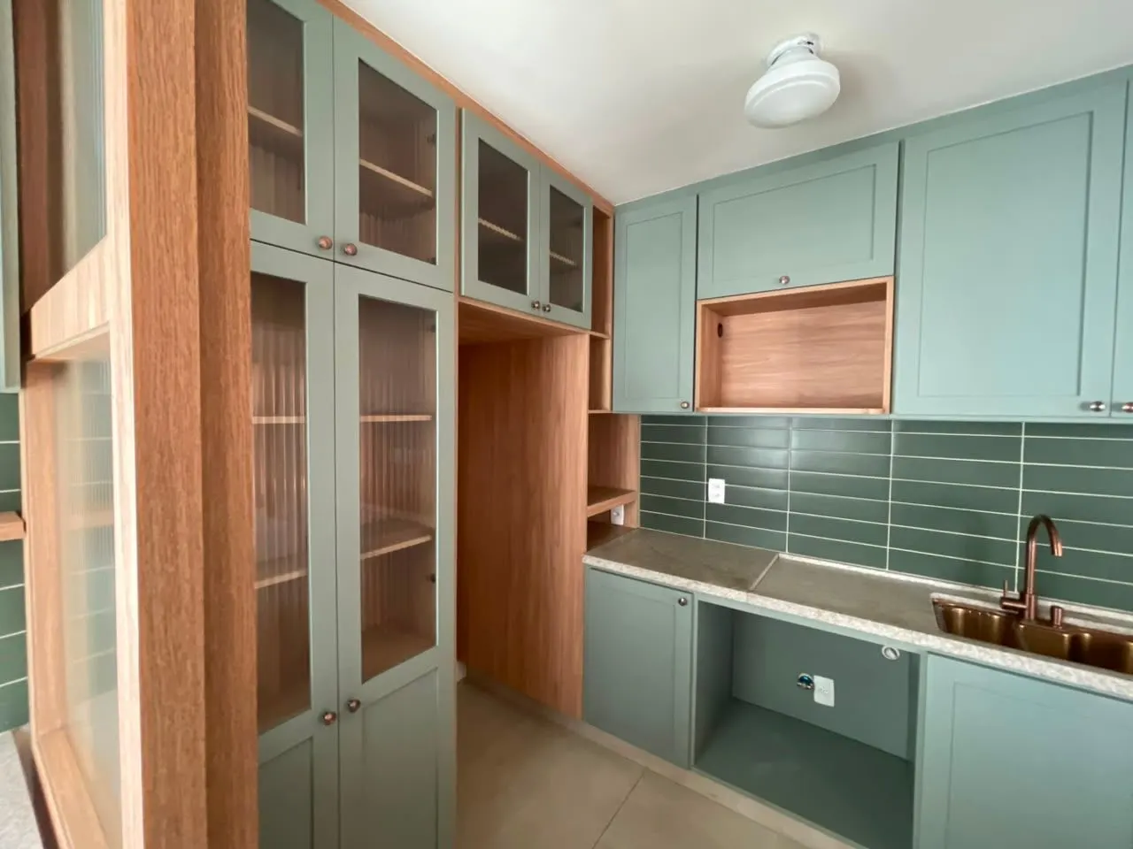 SAVASSI - Ponto nobre - Lindo apartamento  decorado 3 quartos c/ suíte - Lavabo - 2 vagas livres - lazer - prédio imponente miniatura 25