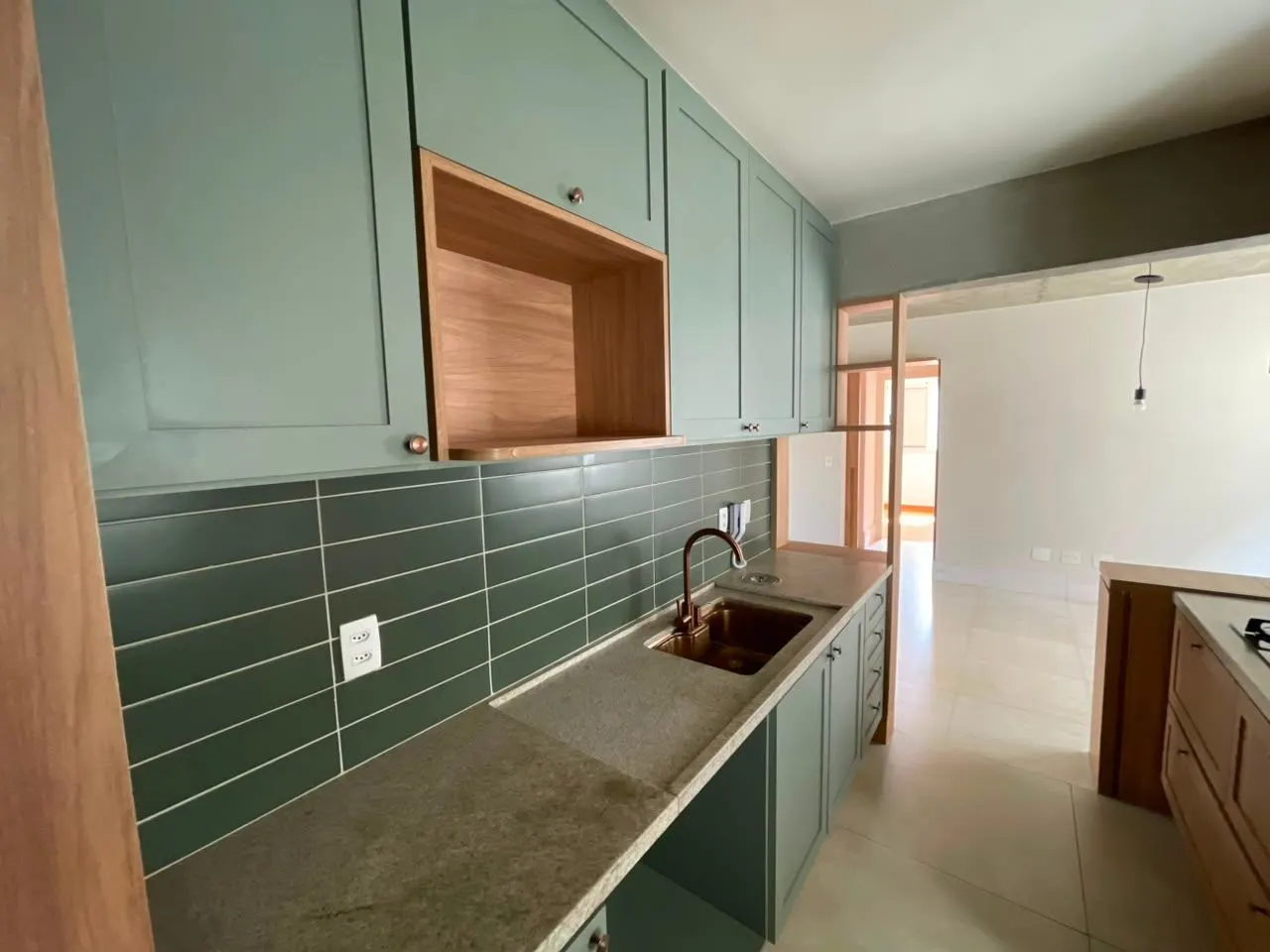 SAVASSI - Ponto nobre - Lindo apartamento  decorado 3 quartos c/ suíte - Lavabo - 2 vagas livres - lazer - prédio imponente miniatura 33