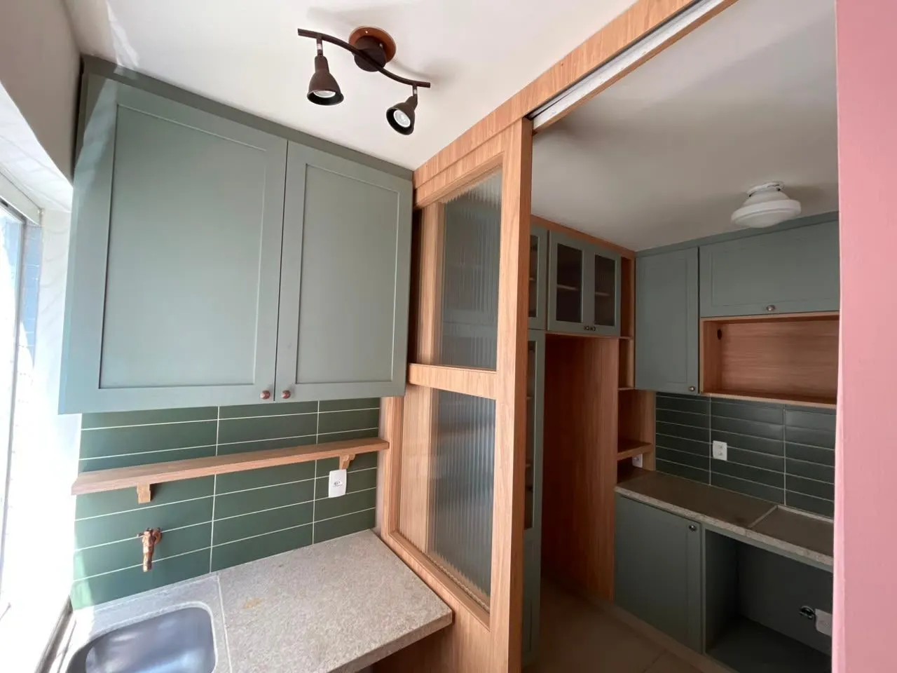 SAVASSI - Ponto nobre - Lindo apartamento  decorado 3 quartos c/ suíte - Lavabo - 2 vagas livres - lazer - prédio imponente miniatura 35