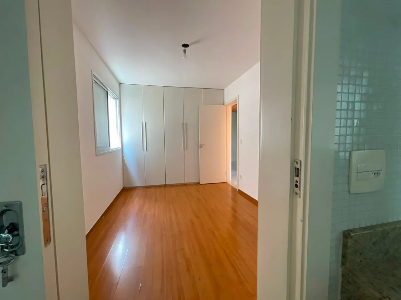 SAVASSI - Ponto nobre - Lindo apartamento  decorado 3 quartos c/ suíte - Lavabo - 2 vagas livres - lazer - prédio imponente miniatura 41