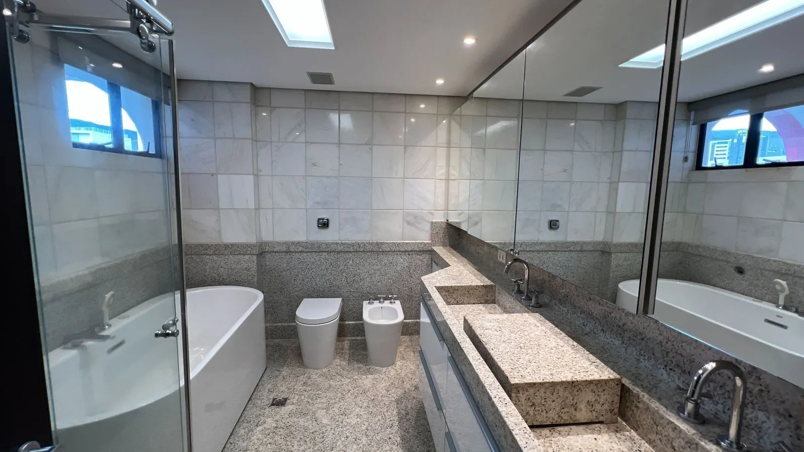 Alto luxo, bairro Funcionários, todo reformado  289m2, 3 suítes, Lavabo, 4 vagas livres, andar altissimo e linda vista. 1 por andar, foto 17