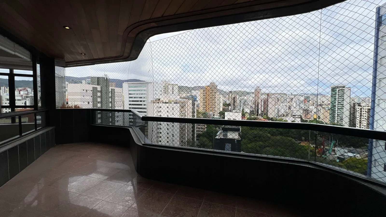 Alto luxo, bairro Funcionários, todo reformado  289m2, 3 suítes, Lavabo, 4 vagas livres, andar altissimo e linda vista. 1 por andar, foto 7