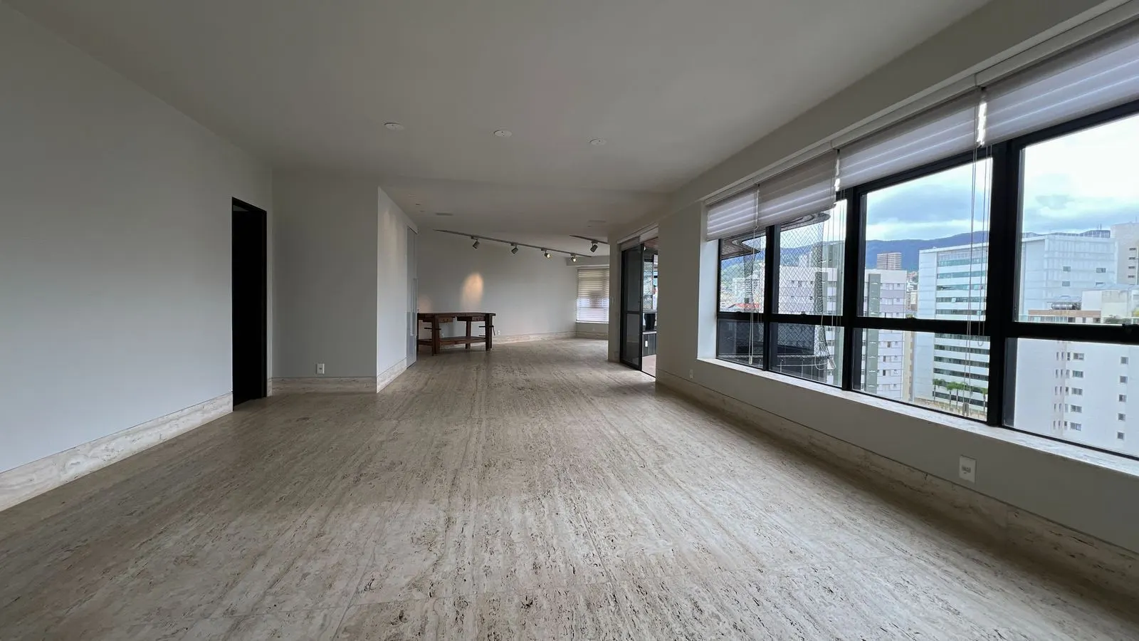 Alto luxo, bairro Funcionários, todo reformado  289m2, 3 suítes, Lavabo, 4 vagas livres, andar altissimo e linda vista. 1 por andar, foto 2