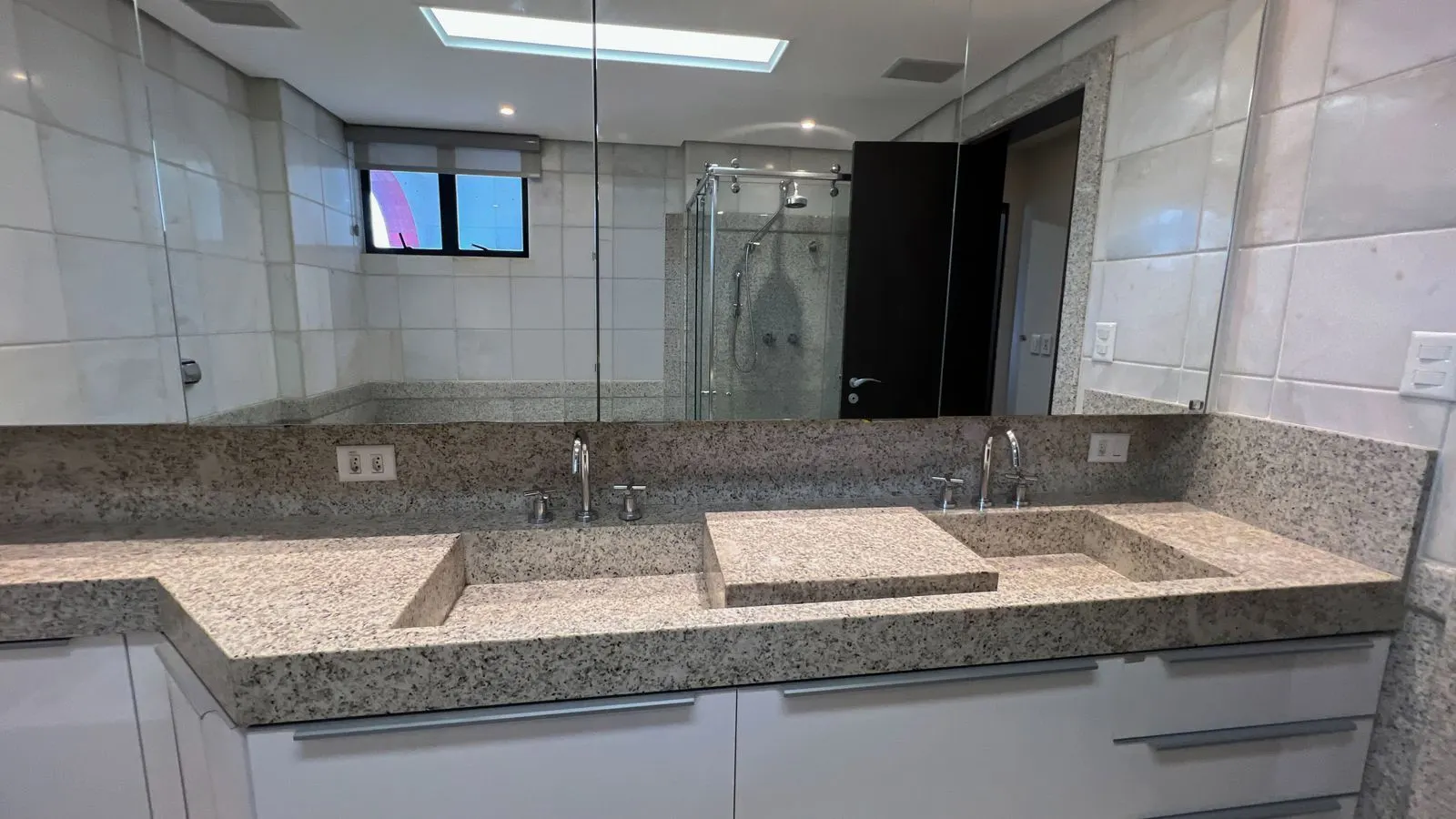 Alto luxo, bairro Funcionários, todo reformado  289m2, 3 suítes, Lavabo, 4 vagas livres, andar altissimo e linda vista. 1 por andar, foto 19