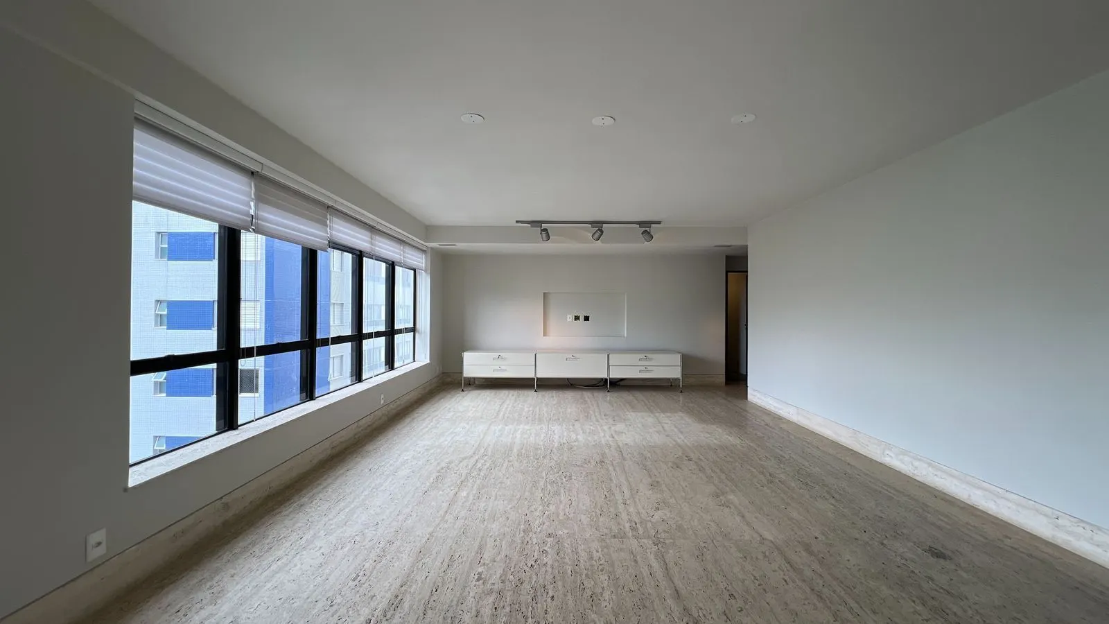 Alto luxo, bairro Funcionários, todo reformado  289m2, 3 suítes, Lavabo, 4 vagas livres, andar altissimo e linda vista. 1 por andar, foto 3