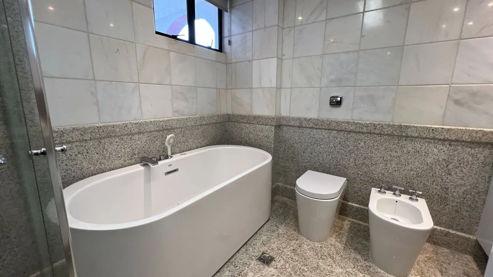 Alto luxo, bairro Funcionários, todo reformado  289m2, 3 suítes, Lavabo, 4 vagas livres, andar altissimo e linda vista. 1 por andar, foto 20