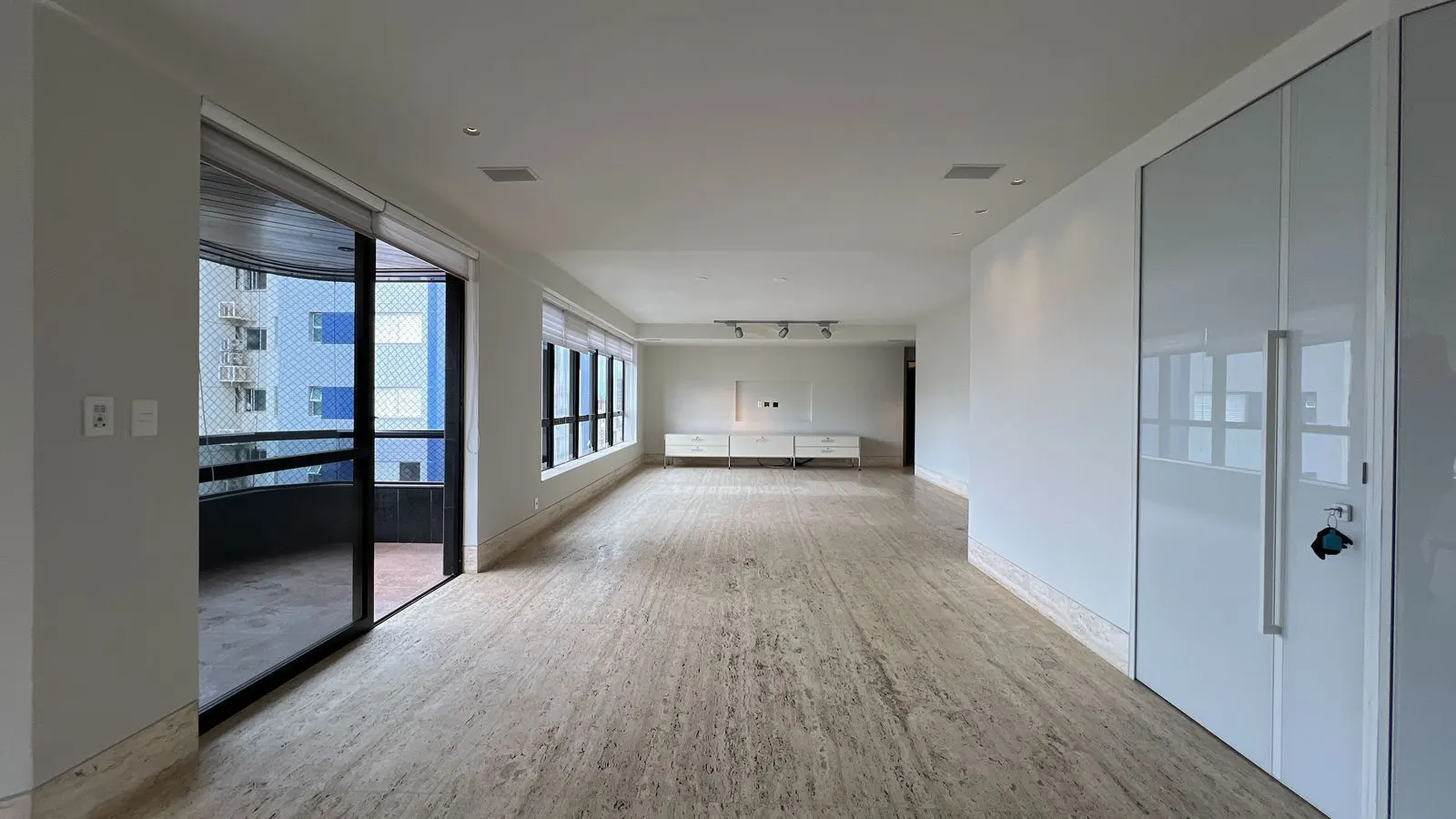 Alto luxo, bairro Funcionários, todo reformado  289m2, 3 suítes, Lavabo, 4 vagas livres, andar altissimo e linda vista. 1 por andar