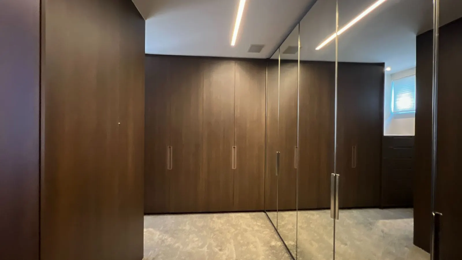 Alto luxo, bairro Funcionários, todo reformado  289m2, 3 suítes, Lavabo, 4 vagas livres, andar altissimo e linda vista. 1 por andar, foto 15