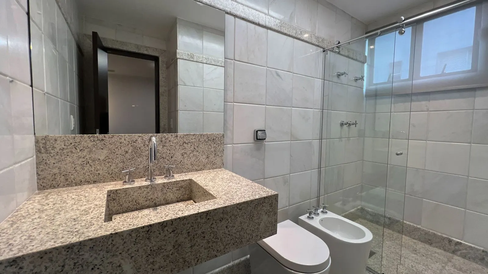 Alto luxo, bairro Funcionários, todo reformado  289m2, 3 suítes, Lavabo, 4 vagas livres, andar altissimo e linda vista. 1 por andar, foto 26
