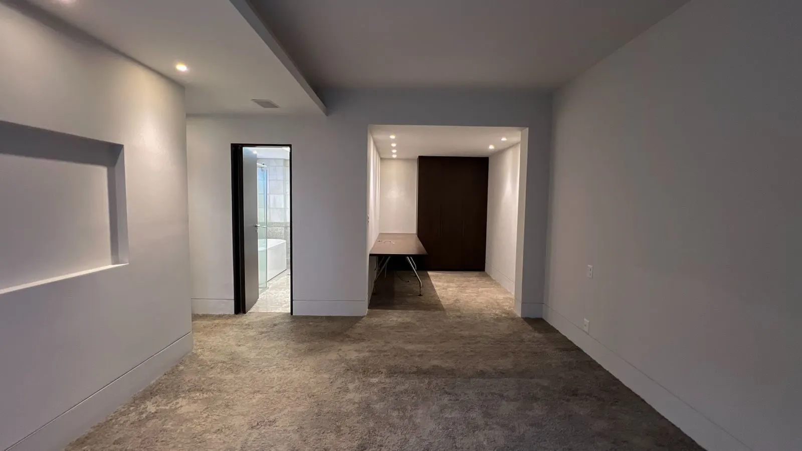 Alto luxo, bairro Funcionários, todo reformado  289m2, 3 suítes, Lavabo, 4 vagas livres, andar altissimo e linda vista. 1 por andar, foto 10