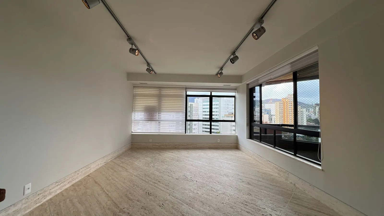 Alto luxo, bairro Funcionários, todo reformado  289m2, 3 suítes, Lavabo, 4 vagas livres, andar altissimo e linda vista. 1 por andar, foto 4