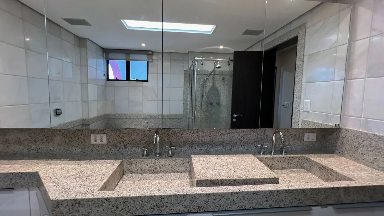 Alto luxo, bairro Funcionários, todo reformado  289m2, 3 suítes, Lavabo, 4 vagas livres, andar altissimo e linda vista. 1 por andar, foto 21