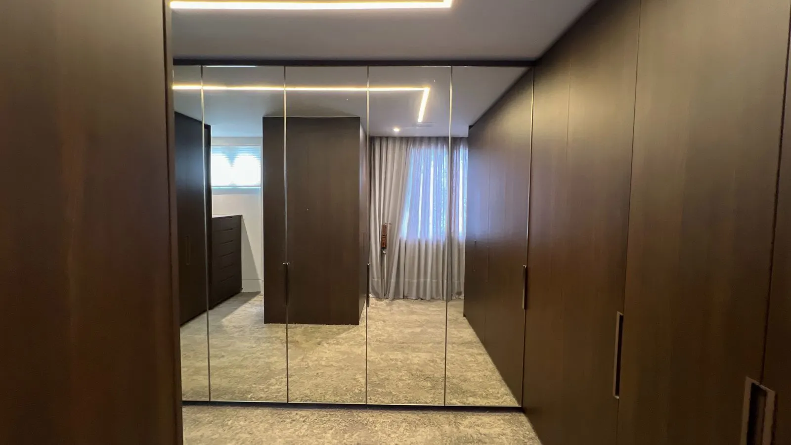 Alto luxo, bairro Funcionários, todo reformado  289m2, 3 suítes, Lavabo, 4 vagas livres, andar altissimo e linda vista. 1 por andar, foto 14