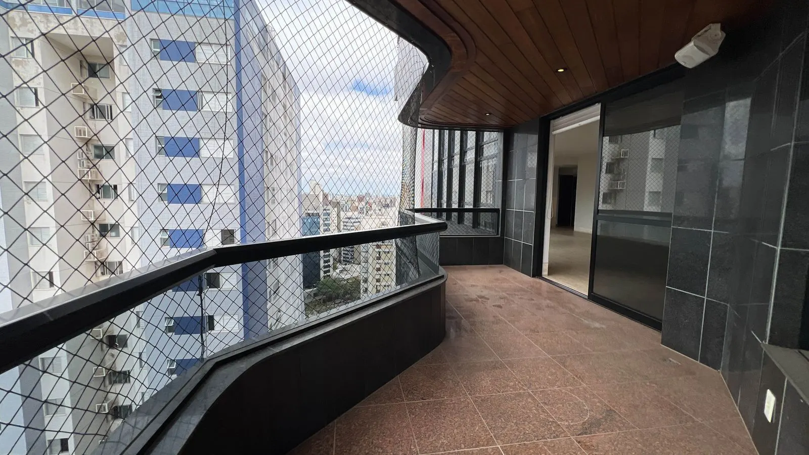 Alto luxo, bairro Funcionários, todo reformado  289m2, 3 suítes, Lavabo, 4 vagas livres, andar altissimo e linda vista. 1 por andar, foto 8