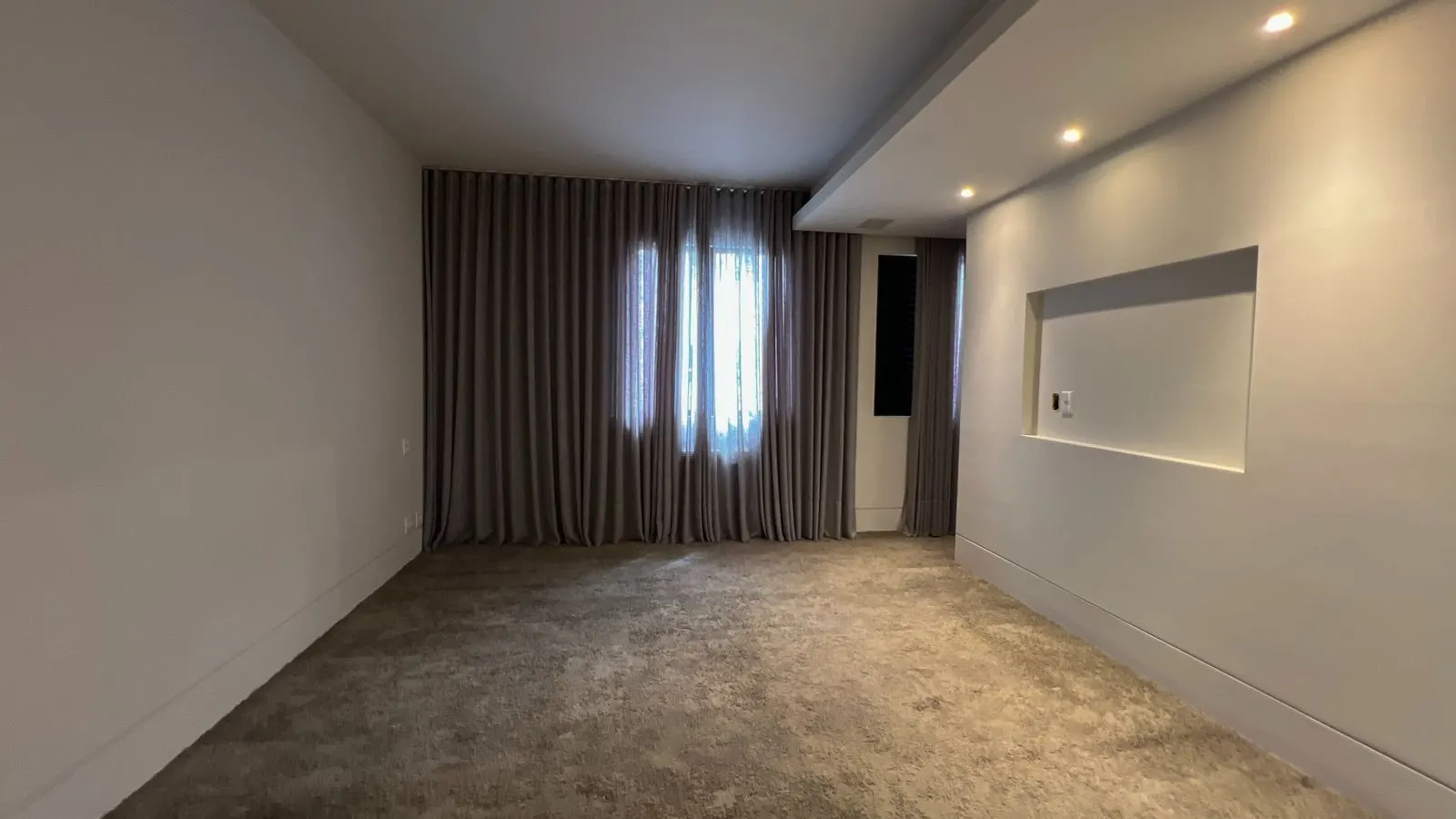 Alto luxo, bairro Funcionários, todo reformado  289m2, 3 suítes, Lavabo, 4 vagas livres, andar altissimo e linda vista. 1 por andar, foto 12