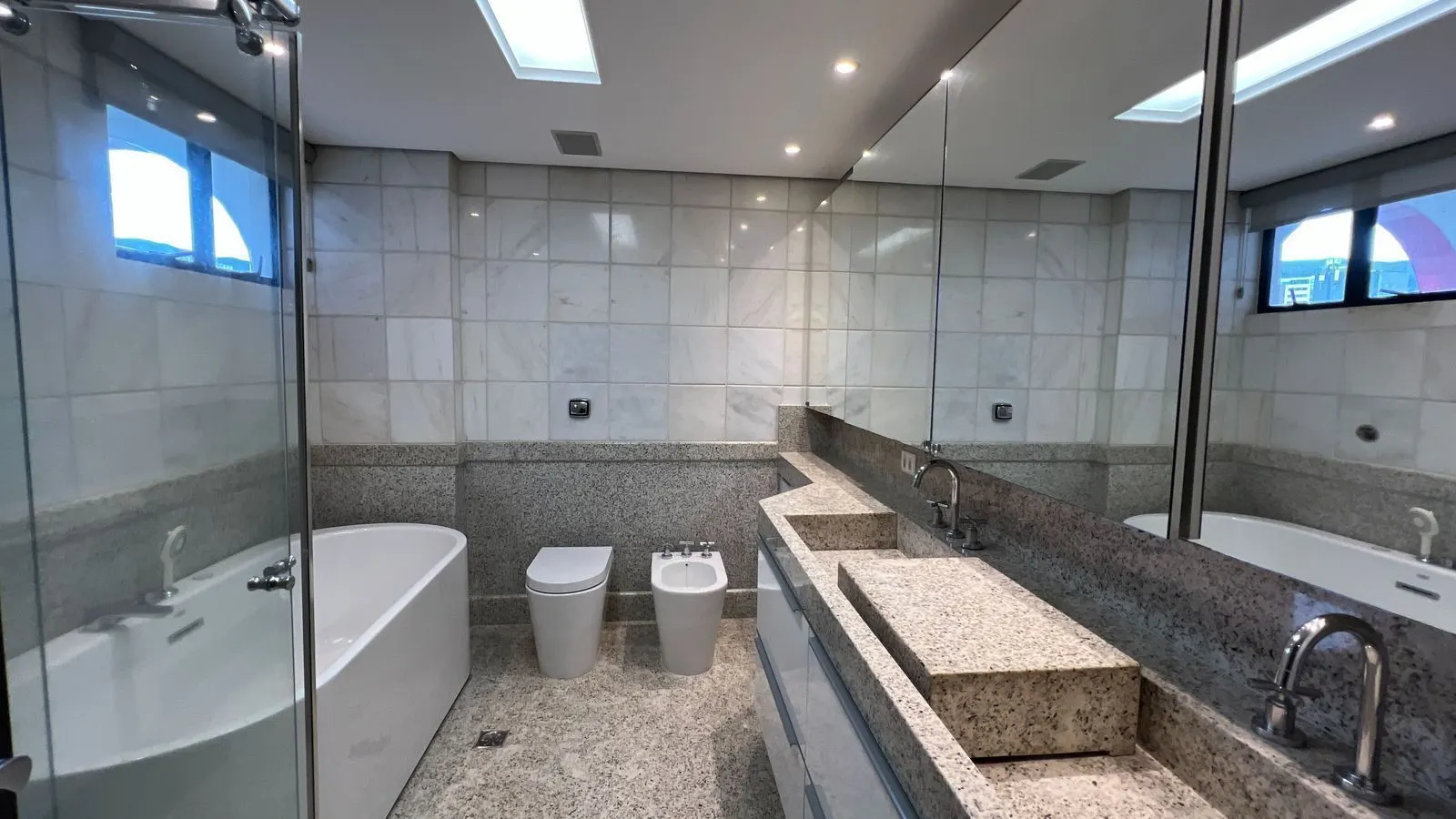Alto luxo, bairro Funcionários, todo reformado  289m2, 3 suítes, Lavabo, 4 vagas livres, andar altissimo e linda vista. 1 por andar, foto 18