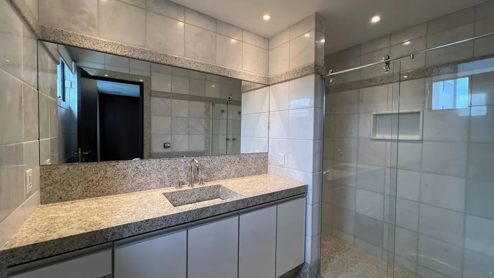 Alto luxo, bairro Funcionários, todo reformado  289m2, 3 suítes, Lavabo, 4 vagas livres, andar altissimo e linda vista. 1 por andar, foto 25