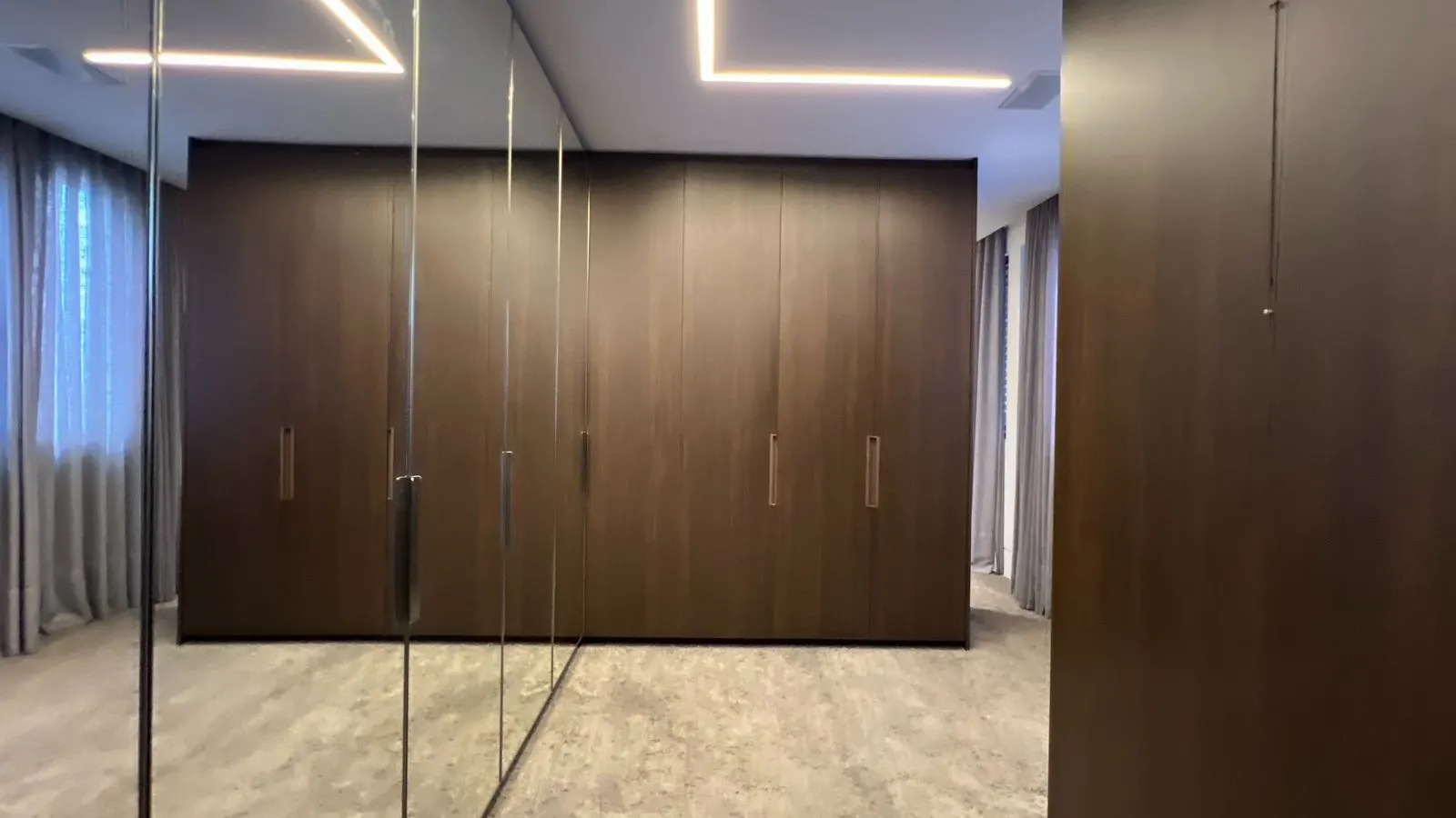 Alto luxo, bairro Funcionários, todo reformado  289m2, 3 suítes, Lavabo, 4 vagas livres, andar altissimo e linda vista. 1 por andar, foto 16
