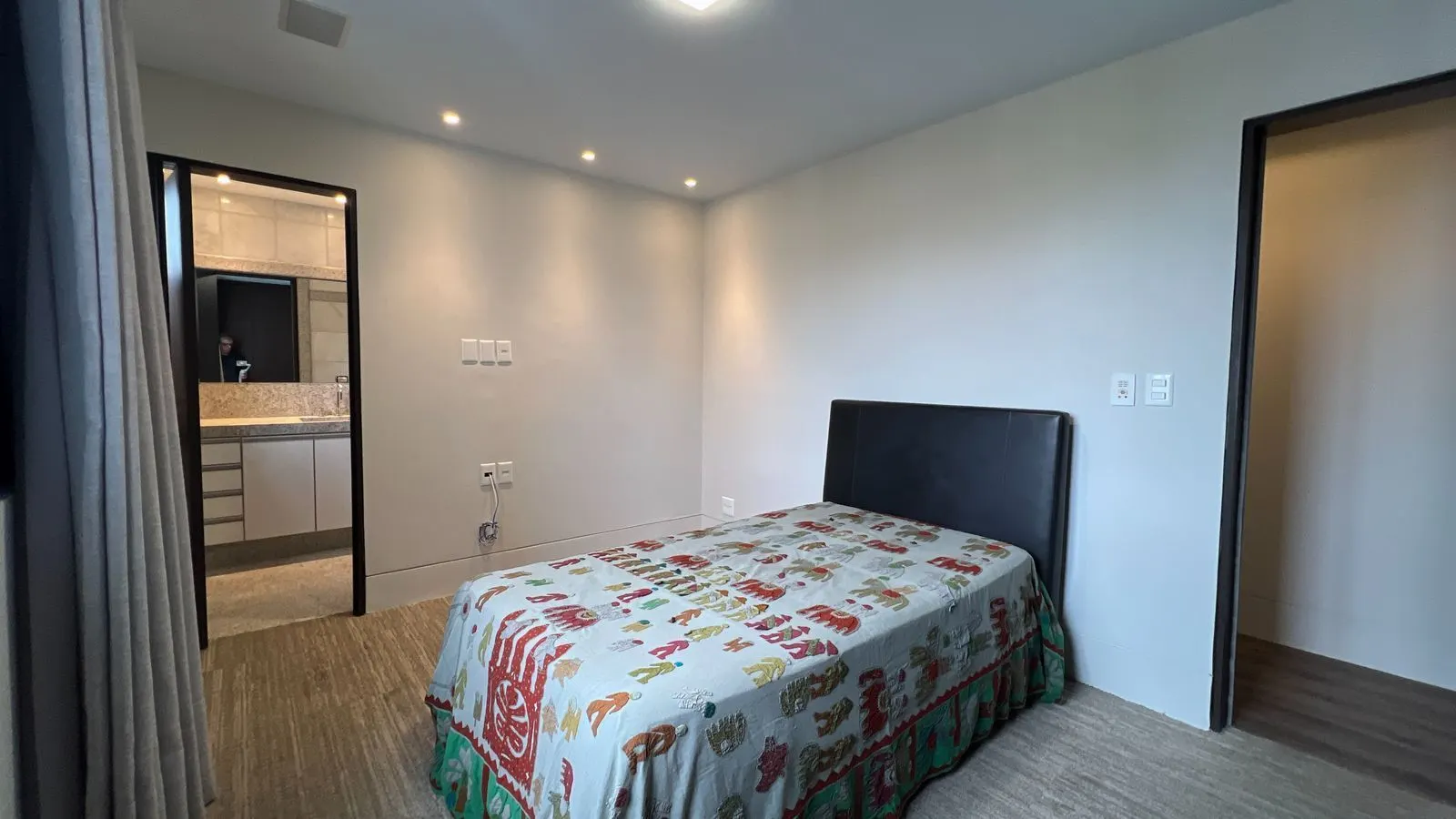 Alto luxo, bairro Funcionários, todo reformado  289m2, 3 suítes, Lavabo, 4 vagas livres, andar altissimo e linda vista. 1 por andar, foto 22