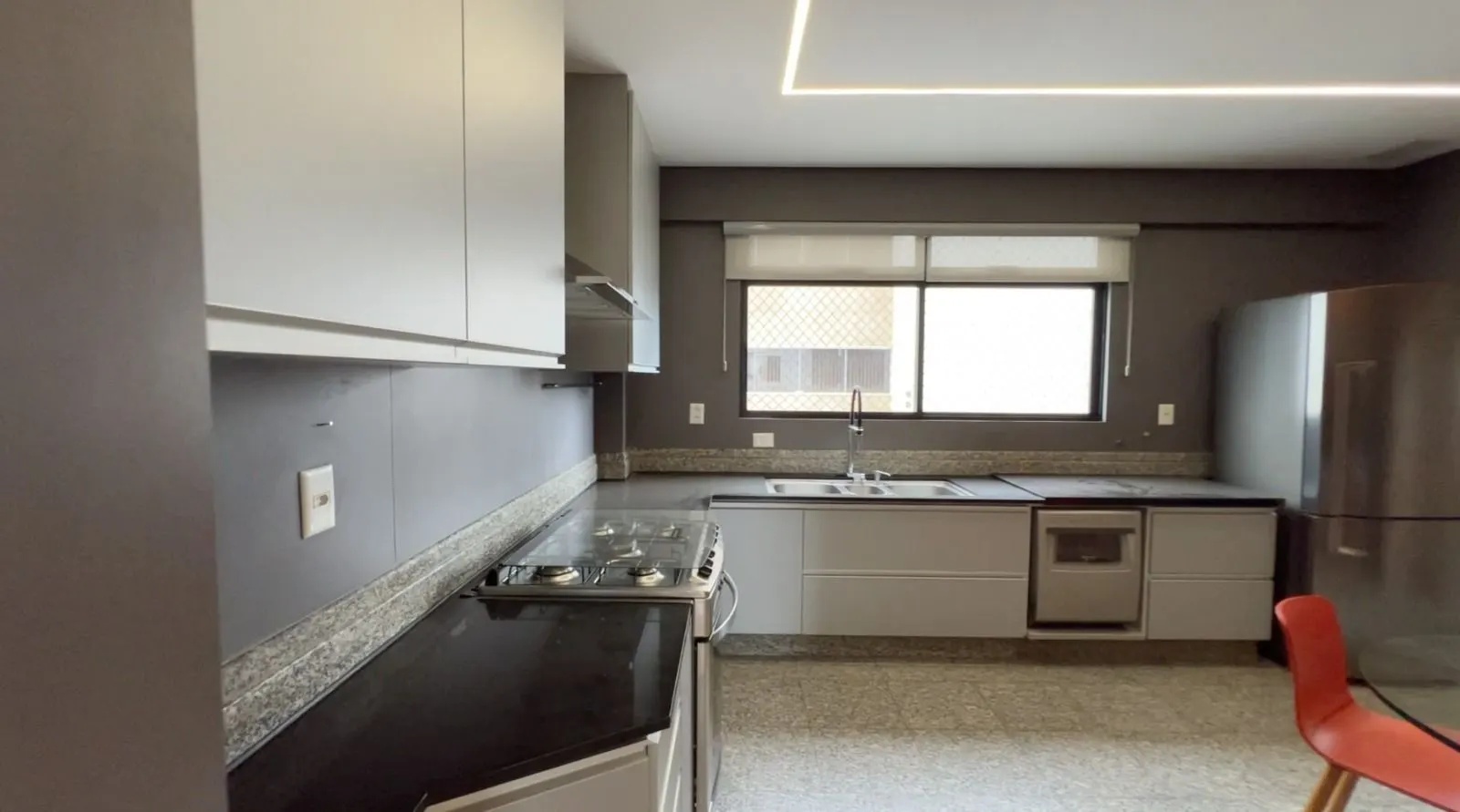 Alto luxo, bairro Funcionários, todo reformado  289m2, 3 suítes, Lavabo, 4 vagas livres, andar altissimo e linda vista. 1 por andar, foto 27