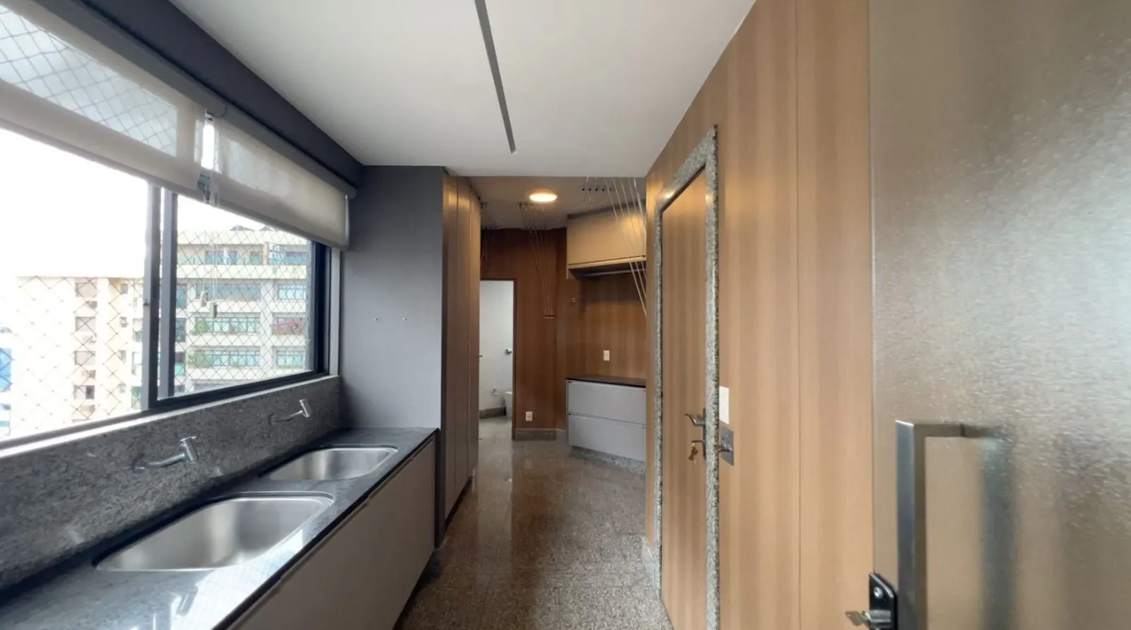 Alto luxo, bairro Funcionários, todo reformado  289m2, 3 suítes, Lavabo, 4 vagas livres, andar altissimo e linda vista. 1 por andar, foto 29
