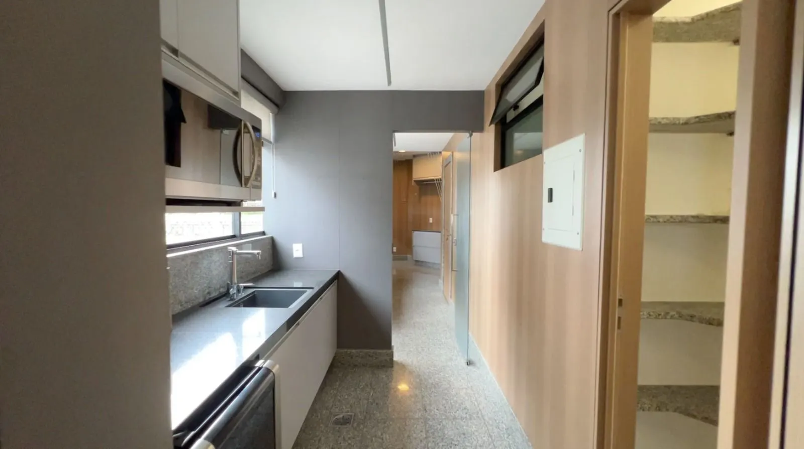 Alto luxo, bairro Funcionários, todo reformado  289m2, 3 suítes, Lavabo, 4 vagas livres, andar altissimo e linda vista. 1 por andar, foto 30