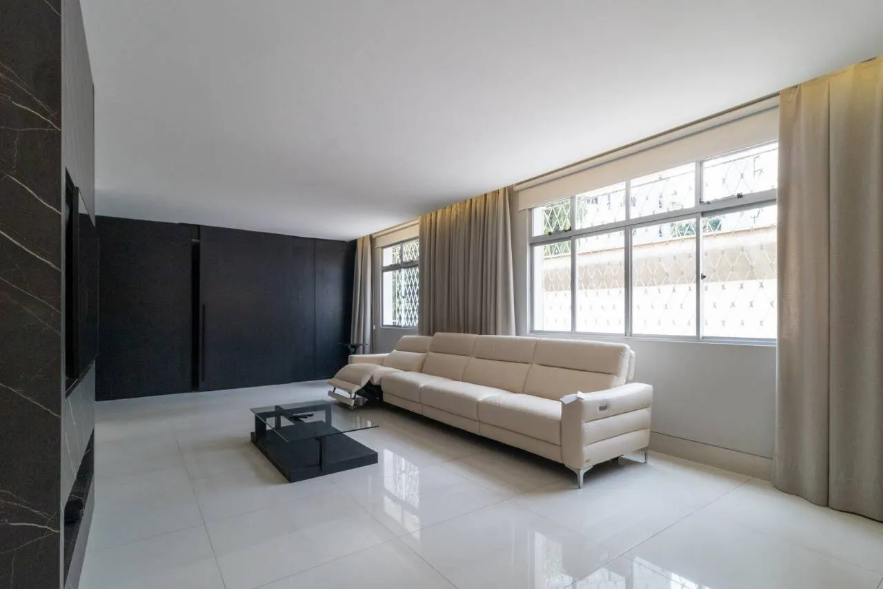 Apartamento fica a um quarteirão da Praça Marília de Dirceu  Lourdes.