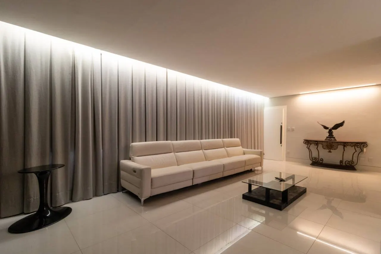 Apartamento fica a um quarteirão da Praça Marília de Dirceu  Lourdes. miniatura 2