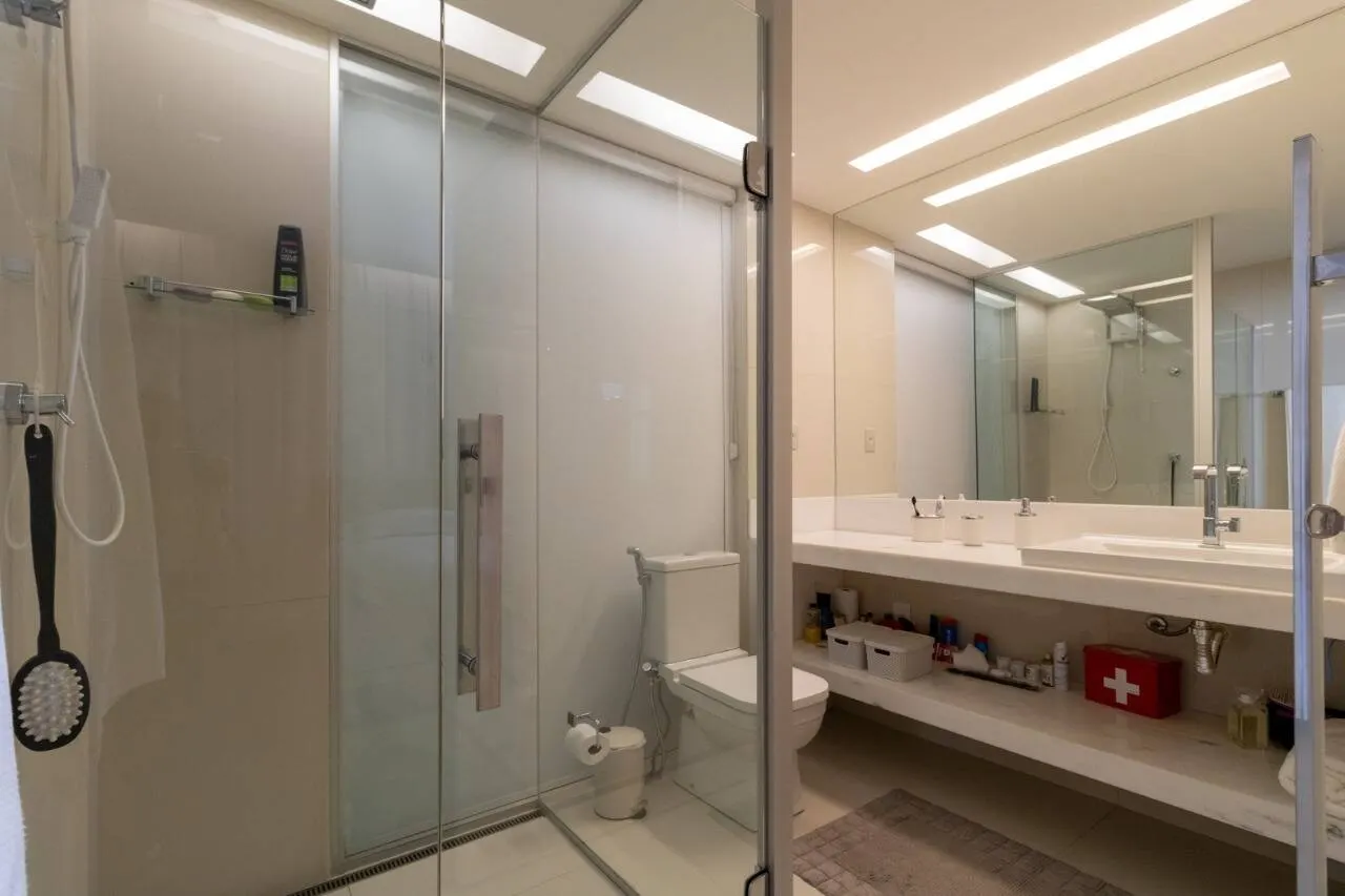Apartamento fica a um quarteirão da Praça Marília de Dirceu  Lourdes. miniatura 15