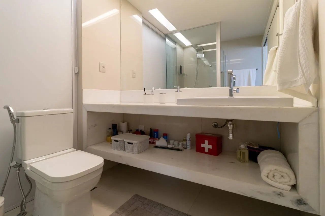 Apartamento fica a um quarteirão da Praça Marília de Dirceu  Lourdes. miniatura 16