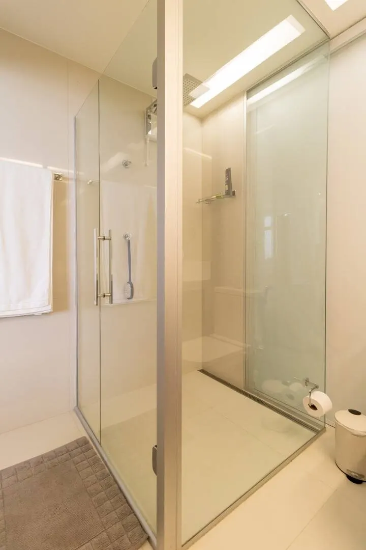 Apartamento fica a um quarteirão da Praça Marília de Dirceu  Lourdes. miniatura 17